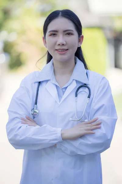 Portrait Female Doctor Standing Hospital — Φωτογραφία Αρχείου