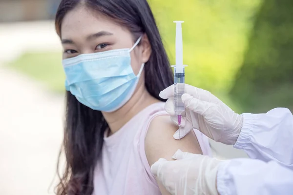 Жінка Лікар Тримає Шприц Роблячи Приховану Єкційну Дозу Вакцинації Плечі — стокове фото