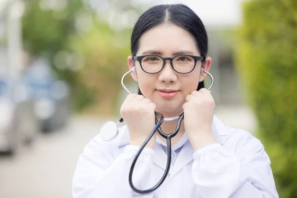 Portrait Female Doctor Standing Hospital — Stok fotoğraf