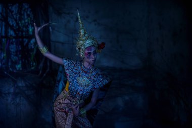 Geleneksel kostümlü Tayland hayaleti, Asyalı kadın portresi kanla süslenmiş hayalet yüzü, tipik Tayland elbisesi giyen kadınlar, hayalet, cadılar bayramı kadını ve şeytan.