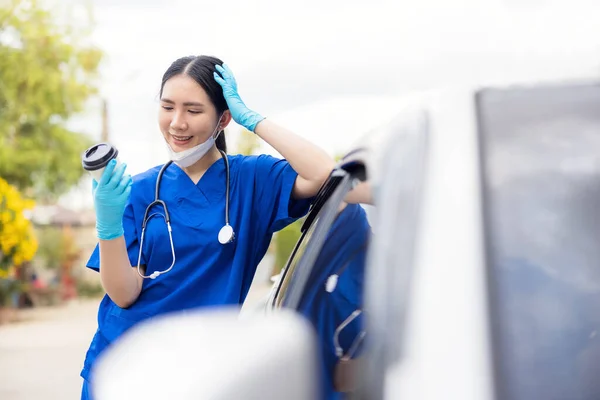 Porträt Einer Erschöpften Krankenschwester Oder Ärztin Die Morgens Draußen Eine — Stockfoto