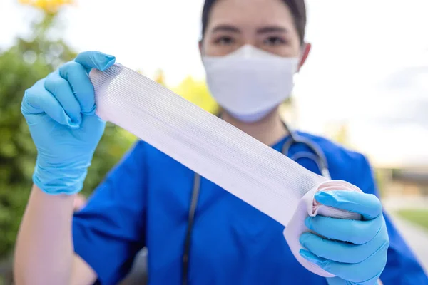 Vrouwen Aziatische Arts Tonen Medisch Verband Handen — Stockfoto