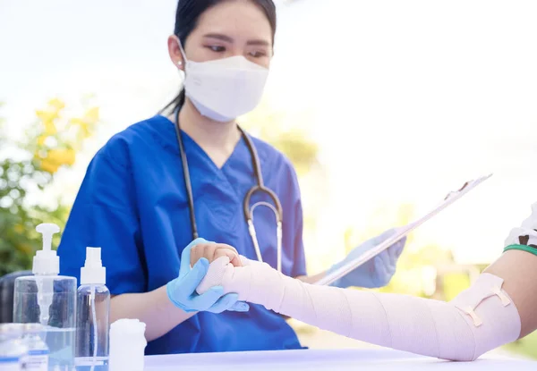 Närbild Kvinnlig Läkare Sätta Ett Bandage Skadad Hand Övre Extremiteten — Stockfoto