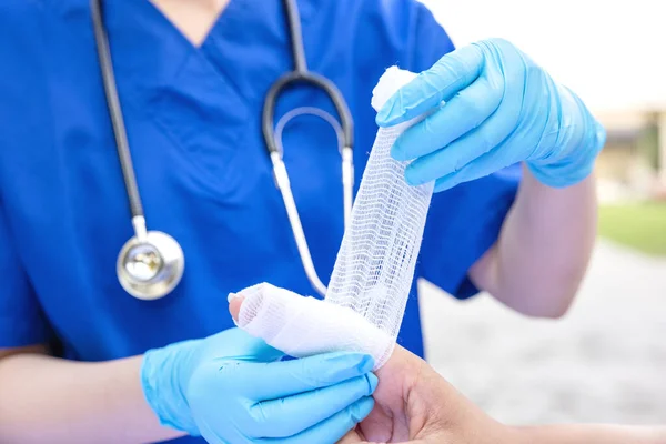 Close Médico Feminino Colocando Uma Bandagem Membro Superior Mão Lesionada — Fotografia de Stock