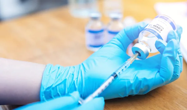 Doctor Hand Blue Nitrile Gloves Holding Flu Measles Syringe Coronavirus — стокове фото
