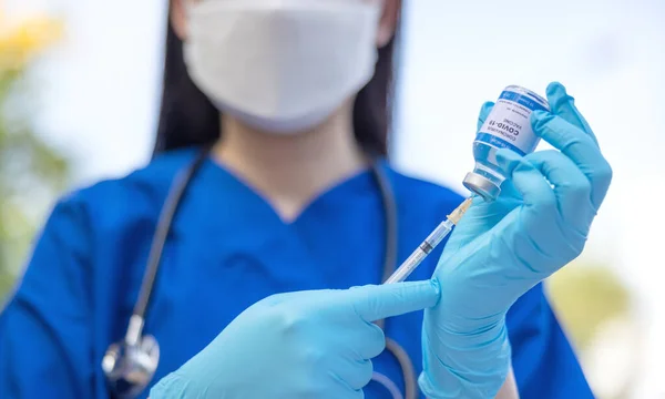 医生手递蓝色氮肥手套 携带流感 麻疹和注射器 结肠病毒疫苗 Covid 19病毒 — 图库照片