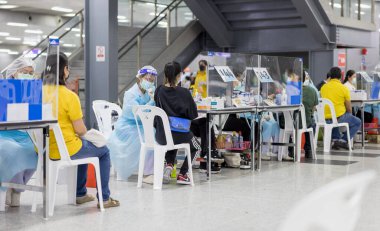 BANGKOK, THAILAND - 21 Haziran 2021: Bangkok Tayland Bang Sue Grand İstasyonu 'nda covid-19' a karşı yapılan aşı kampanyasının ilk günü boyunca çalışan sağlık çalışanları