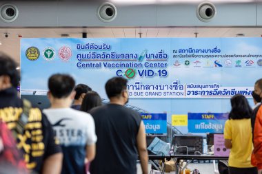 BANGKOK, THAILAND - 21 Haziran 2021: Bangkok Tayland Bang Sue Grand İstasyonu 'nda covid-19' a karşı yapılan aşı kampanyasının ilk günü boyunca çalışan sağlık çalışanları