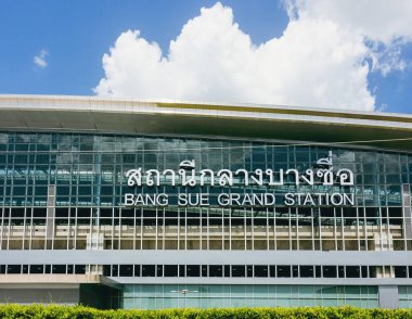 BANGKOK, THAILAND - 21 Haziran 2021: Bangkok, Tayland 'daki duvarda istasyon tabelasının adı yazılı olan Bang Sue Grand Demiryolu İstasyonu' nun ana merkezi