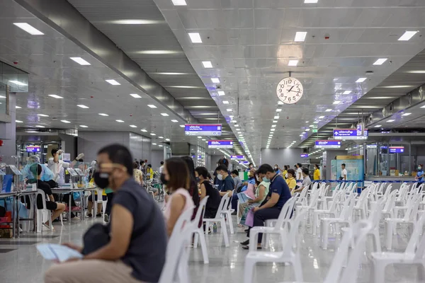 Bangkok Thailand 2021年6月21日 泰国曼谷Bang Sue Grand Station 在Covid 19疫苗接种活动第一天工作的卫生工作者 — 图库照片