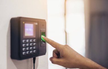 Parmak izi taraması, erkek çalışanlar şirket devamını kaydetmek için sensörlere basıyor ve işten sonra, Zaman Kaydı Katılımı - İş dışı, kimlik doğrulama veya elektronik imza için şifreleme