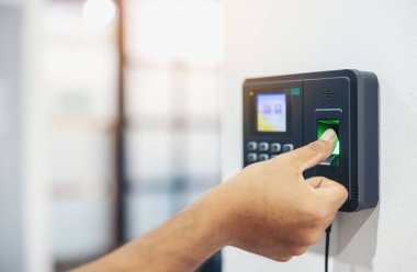 Parmak izi taraması, erkek çalışanlar şirket devamını kaydetmek için sensörlere basıyor ve işten sonra, Zaman Kaydı Katılımı - İş dışı, kimlik doğrulama veya elektronik imza için şifreleme