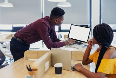 İnternette netbook 'u olan iki siyahi öğrencinin portresi. Bilgi toplamak ve rezervasyon yapmak için dizüstü bilgisayar kullanan Afro-Amerikan.