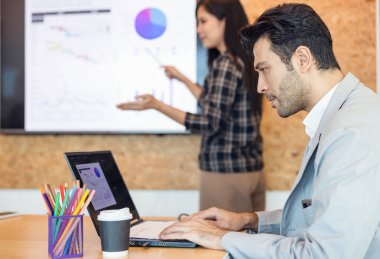 Şu anki iş ekibi. İş arkadaşları plandan ya da yeni projeden bahsediyor. bir toplantı sırasında dizüstü bilgisayar kullanmak ve hediyeler.