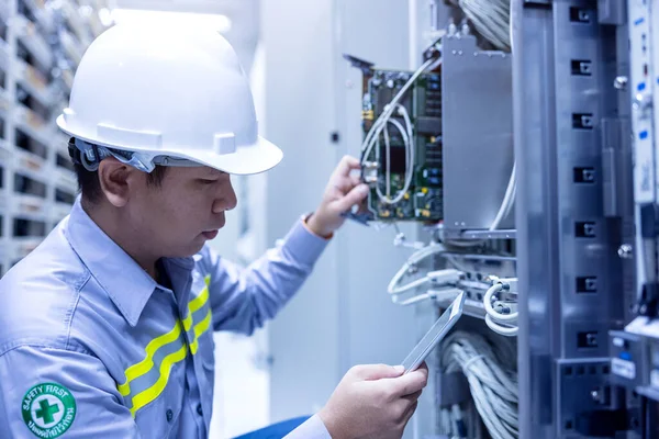 Técnico Que Usa Tableta Digital Sala Servidores Reparación Tarjetas Mainboard —  Fotos de Stock