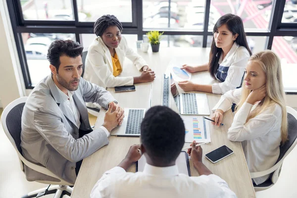 Enfoque Selectivo Del Grupo Multiétnico Jóvenes Que Estudian Juntos — Foto de Stock