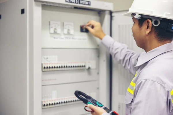 Eletricista Masculino Trabalha Uma Caixa Junção Terminais Elétricos Painel Controle — Fotografia de Stock