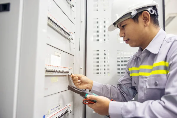 Eletricista Masculino Trabalha Uma Caixa Junção Terminais Elétricos Painel Controle — Fotografia de Stock