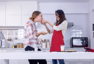 Evde kahvaltı yaparken süt içen mutlu çiftin portresi.