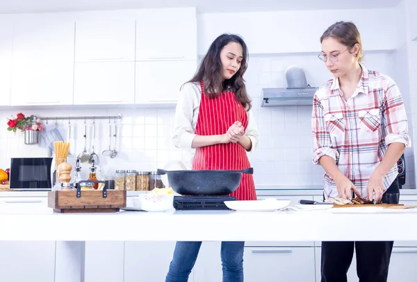 Atractivo Dos Mujeres Sonrisa Está Cocinando Cocina Moderna Dos Amigos —  Fotos de Stock