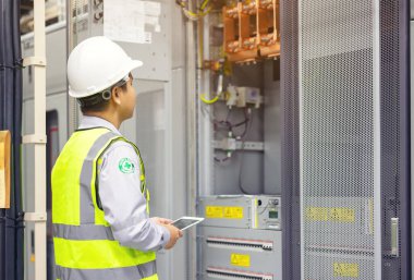 tel kablo montajı ya da elektrik kabininde bakır busbar ile bağlantı elektrik yüksek güç üretim hattı veya makine için endüstriyel üretim sürecinde