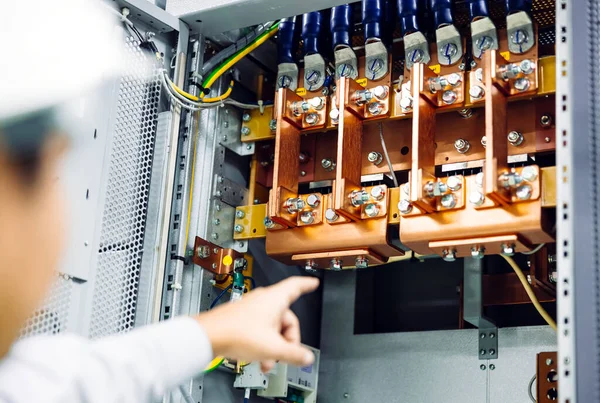 Cabo Fio Monta Conecta Com Barramento Cobre Armário Poder Elétrico — Fotografia de Stock