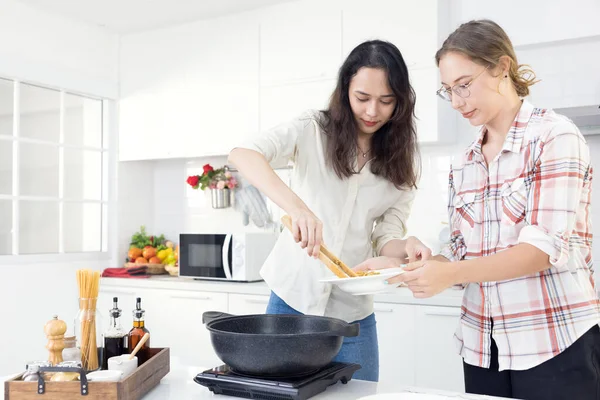 Konyhában Két Boldog Ikertestvér Spagettit Készít Ebédre — Stock Fotó