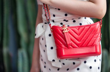 26 Temmuz 2021: Nakhon Prathom, THAILAND, Elinde kırmızı Chanel kare çanta olan bir kadın, deri ürünler konusunda uzmanlaşmış üst düzey bir moda evi..