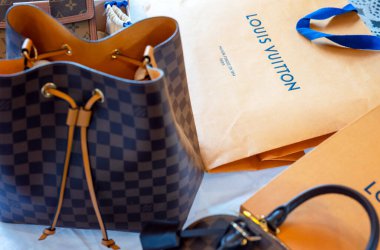 26 Temmuz 2021: Nakhon Prathom, THAILAND, Masanın üzerinde Louis Vuitton marka bir çanta ve başka bir marka var. Louis Vuitton, deri eşyalarda uzmanlaşmış lüks bir moda evi..