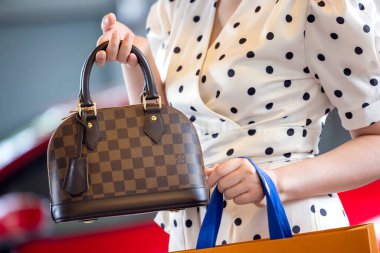 26 Temmuz 2021: Nakhon Prathom, THAILAND, Louis Vuitton kare çanta taşıyan bir kadın. Louis Vuitton, deri ürünleriyle tanınan üst düzey bir moda evi..