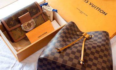 26 Temmuz 2021: Nakhon Prathom, THAILAND, Masanın üzerinde Louis Vuitton marka bir çanta ve başka bir marka var. Louis Vuitton, deri eşyalarda uzmanlaşmış lüks bir moda evi..