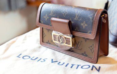26 Temmuz 2021: Nakhon Prathom, THAILAND, Masanın üzerinde Louis Vuitton marka bir çanta ve başka bir marka var. Louis Vuitton, deri eşyalarda uzmanlaşmış lüks bir moda evi..