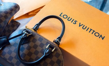 26 Temmuz 2021: Nakhon Prathom, THAILAND, Masanın üzerinde Louis Vuitton marka bir çanta ve başka bir marka var. Louis Vuitton, deri eşyalarda uzmanlaşmış lüks bir moda evi..