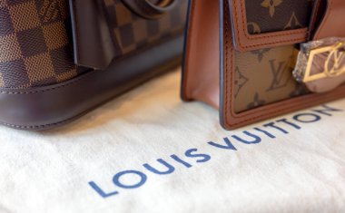 26 Temmuz 2021: Nakhon Prathom, THAILAND, Masanın üzerinde Louis Vuitton marka bir çanta ve başka bir marka var. Louis Vuitton, deri eşyalarda uzmanlaşmış lüks bir moda evi..