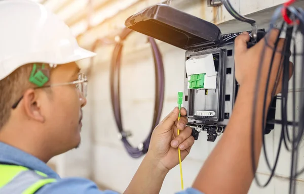 Técnico Internet Está Reparando Mantendo Uma Conexão Fibra Óptica Abrindo — Fotografia de Stock