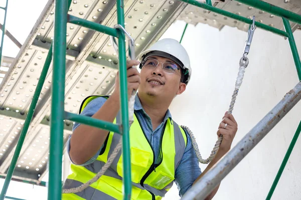 Durante Trabajo Una Altura Trabajador Construcción Usa Cinturón Arnés Seguridad —  Fotos de Stock