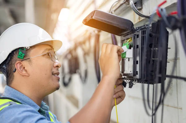 Een Internettechnicus Repareert Onderhoudt Een Glasvezelverbinding Door Een Glasvezelconnector Openen — Stockfoto