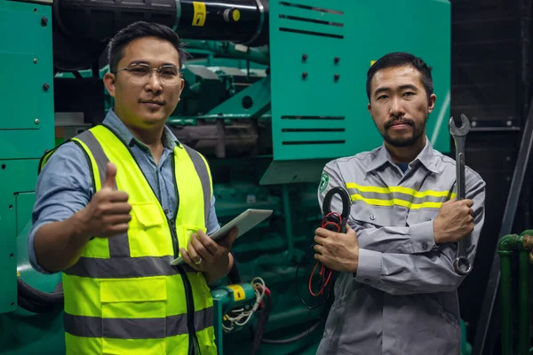 Inženýr Pracující Továrně Elektrárny Drží Ruce Klíč — Stock fotografie