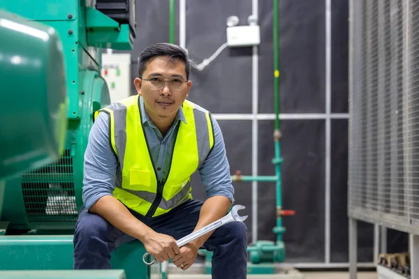 Ingeniero Trabajando Una Fábrica Industrial Una Central Eléctrica Sosteniendo Una —  Fotos de Stock