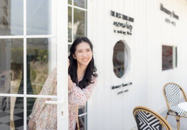 Tatildeyken gülümseyen ve rahatlayan Asyalı bir kızın portresi..