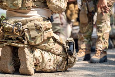 Askeri giysiler içinde, bir arabulucu. Güvenlik fikri, askerin arkasından çekilmiş bir fotoğraf.