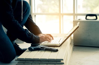 Bilgisayarlar siyah hackerlar tarafından sunuculardaki verileri çalmak ya da saldırmak için kullanılır. İnternetteki siber suç giderek büyüyen bir sorun. Güvenli bir tesiste çalış..