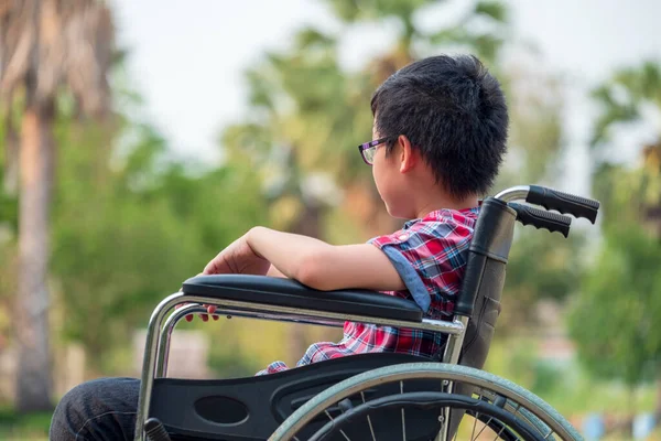 Het Park Een Kind Een Rolstoel Kijk Eens Goed Naar — Stockfoto