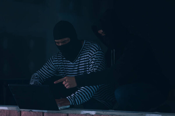 Компьютеры используются черными хакерами для кражи или атаки данных на серверах. Киберпреступность в интернете становится все более серьезной проблемой. Работа в защищенном помещении.