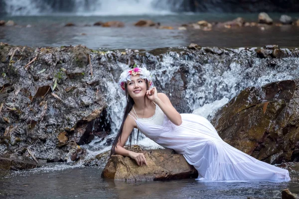 Красива Молода Леді Відпочиває Природі Біля Водоспаду — стокове фото