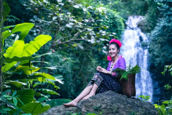 Березі Річки Сільській Місцевості Тайців Одна Молода Жінка Носить Скелі — стокове фото