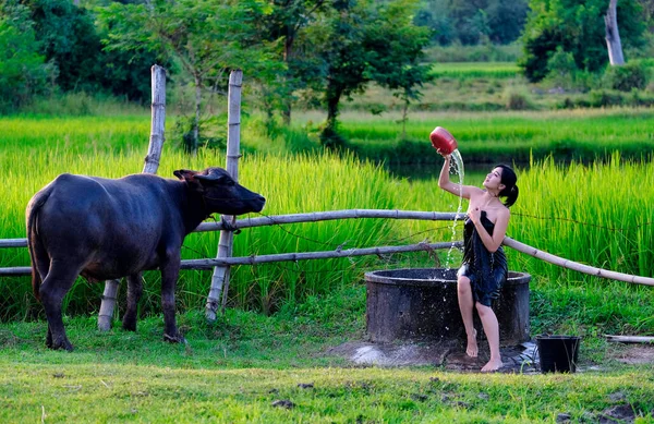 Countryside Rural Girl Taking Shower Traditional Groundwater Source — Stock Fotó