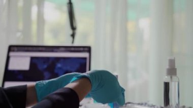 Coronavirus hijyeni. Kadın el dezenfektanı kullanıyor. Hijyen koruması Coronavirus Covid 19. Sağlık hizmetleri için cilt dezenfektanı 4K