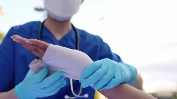 Close Médico Feminino Colocando Uma Bandagem Membro Superior Mão Ferido — Vídeo de Stock