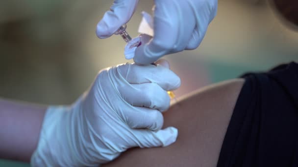 Primo Piano Del Medico Che Inietta Vaccino Antinfluenzale Nel Braccio — Video Stock